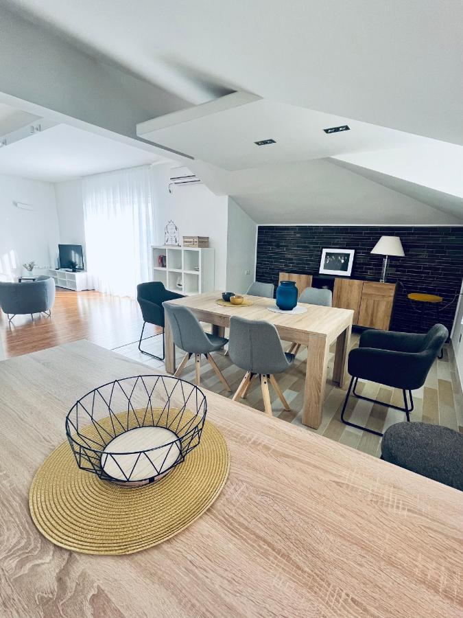 Sky - Beautiful Rooftop Apartment With Shared Pool Split Exteriör bild